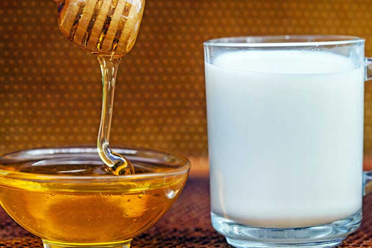 Полезные свойства молока с мёдом шире, чем принято думать. Фото: Dabur Молоко с медом полезные свойства